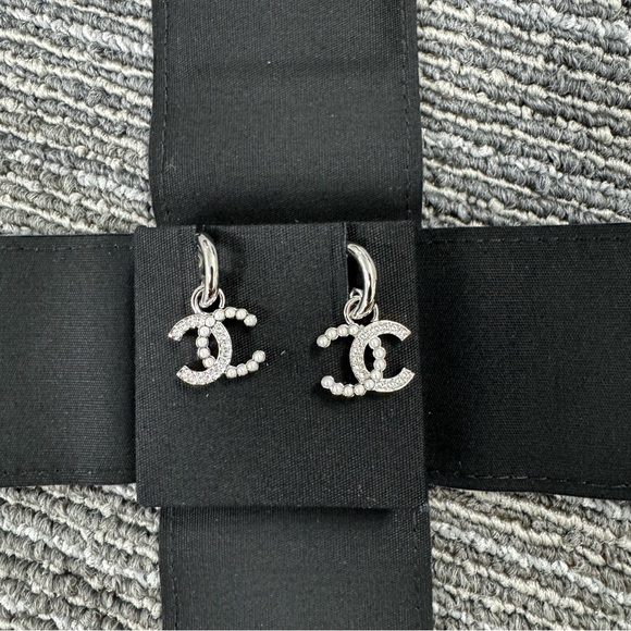 CHANEL CC LOGO EARRINGS PEARL AND CRYSTAL - Picture 1 of 10